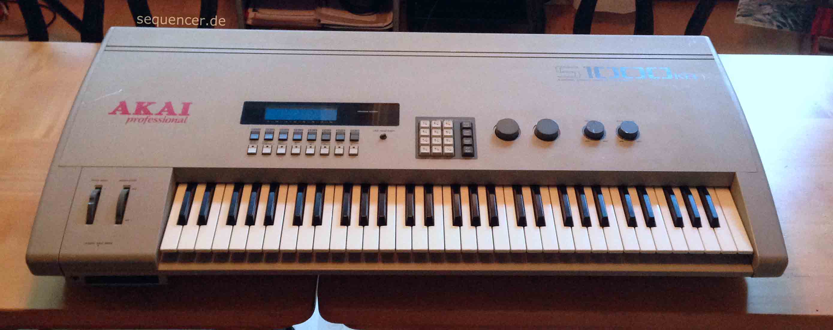 Akai S1000KB synthesizer