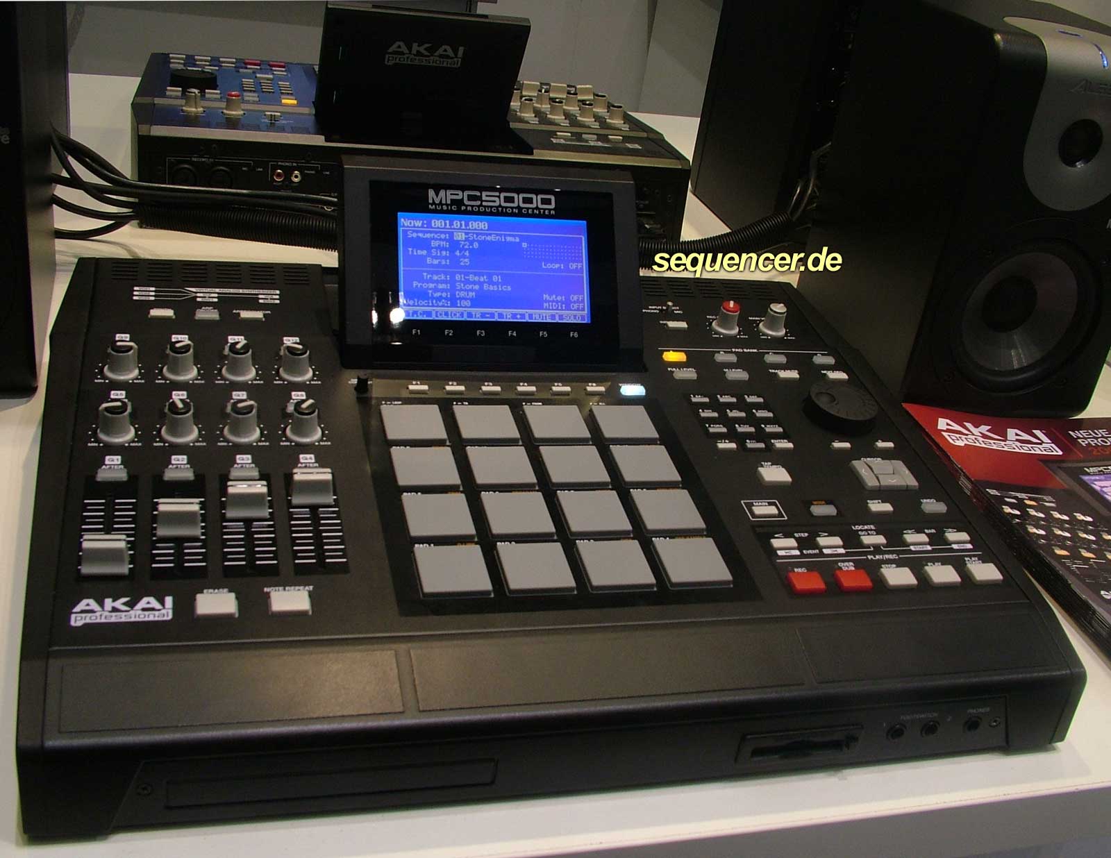 Akai MPC5000 synthesizer