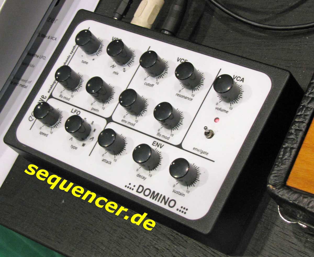 EOwave Domino Analog Synthesizer simple sequencer