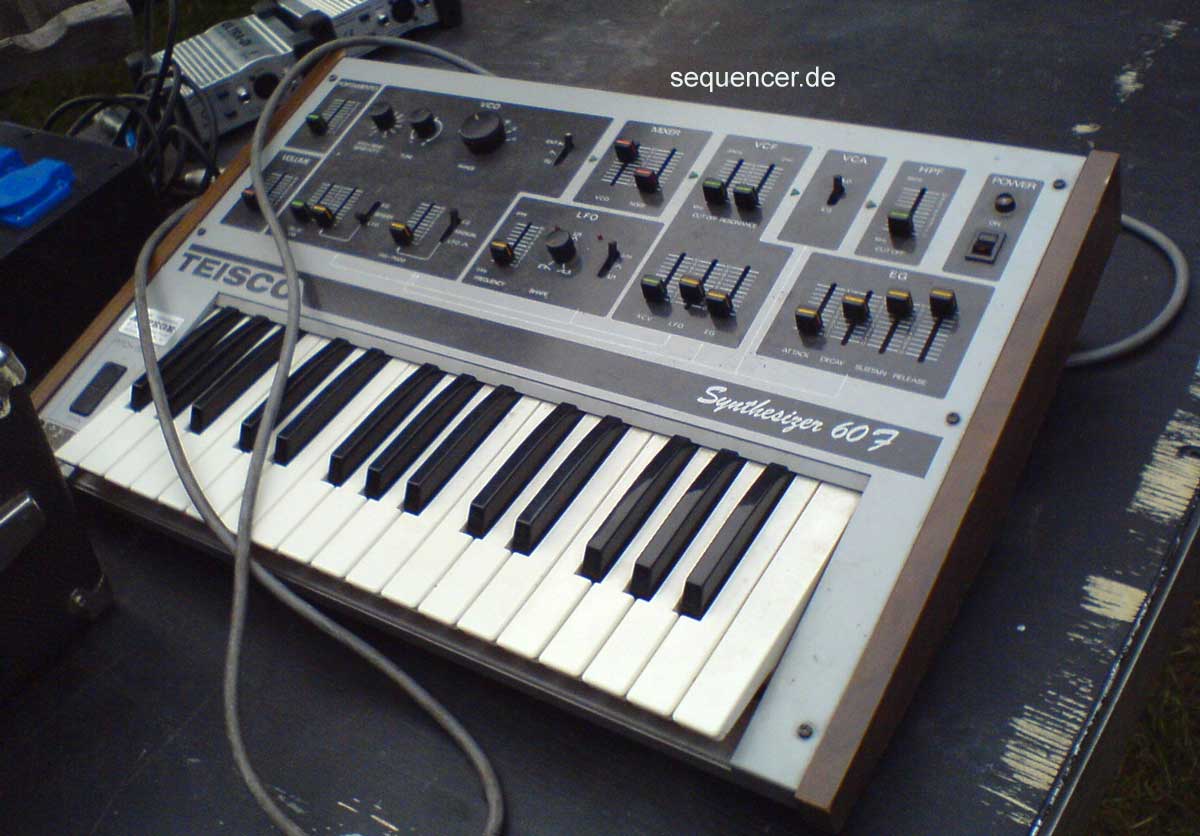 Teisco 60F synthesizer