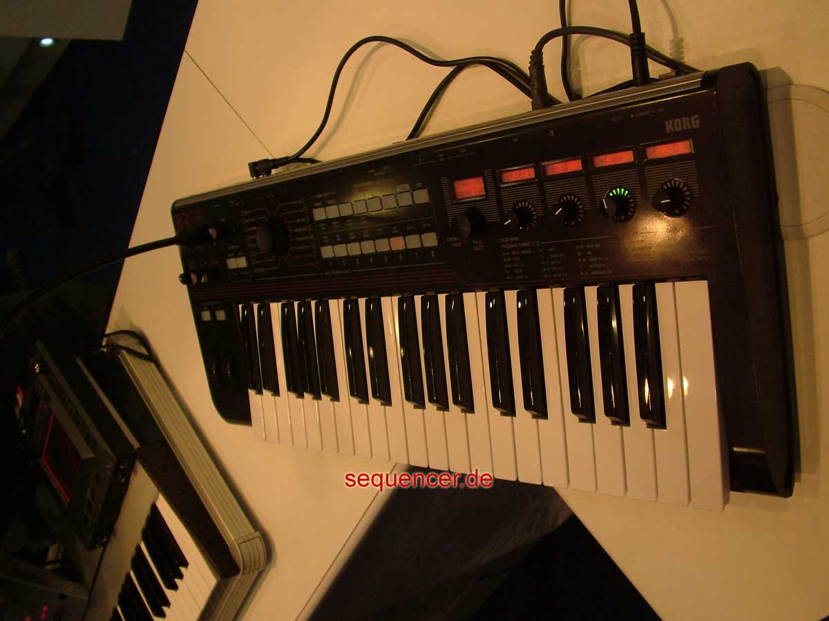Korg r3 synthesizer