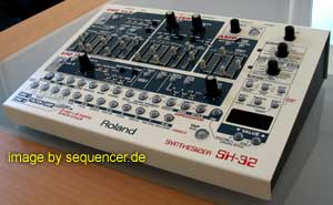 Roland SH32 synthesizer