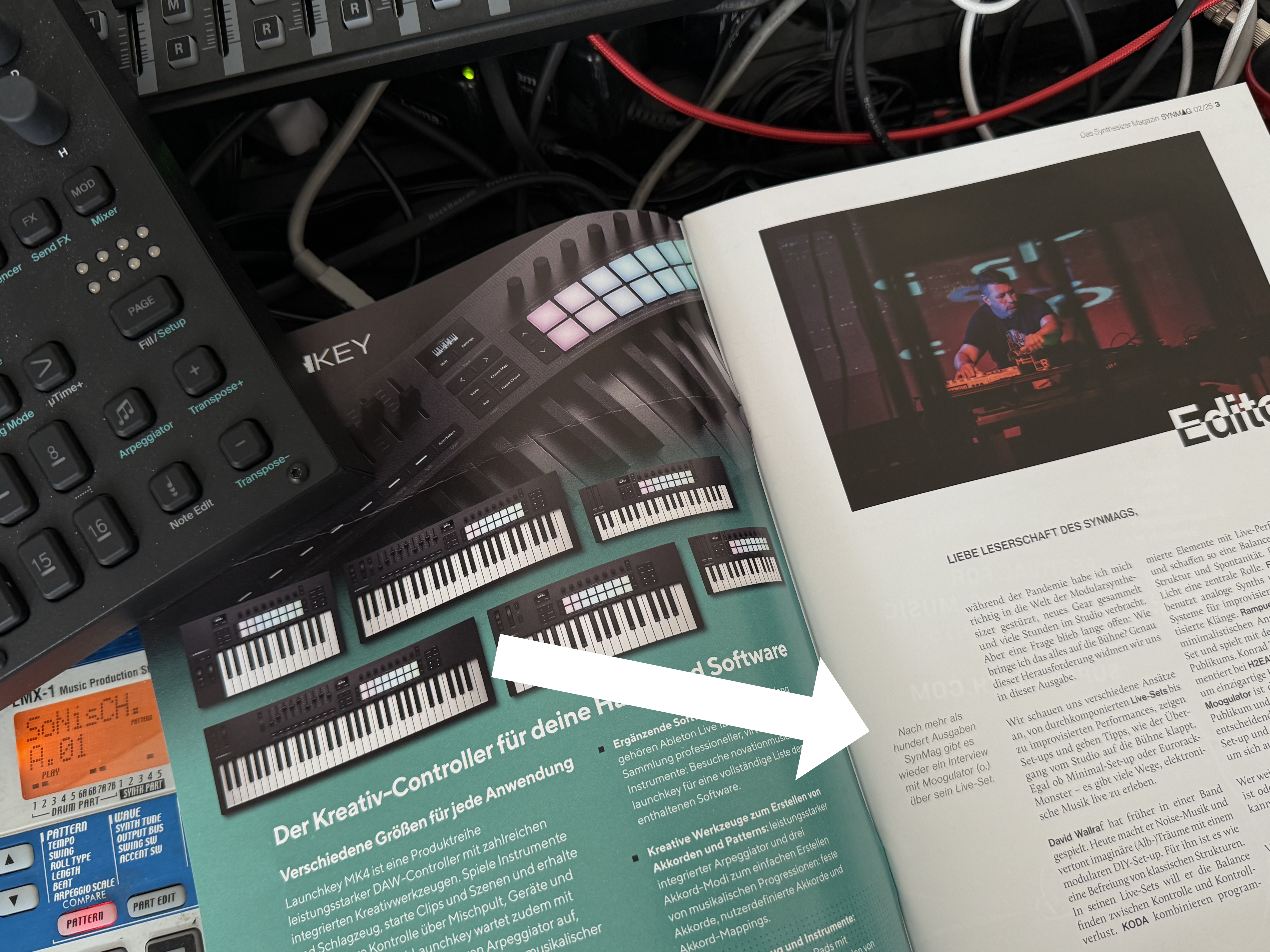 Moogulator im Synthesizer-Magazin6516 Pfeil.jpg