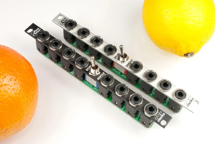 ClicksClocks_multiple_both_colors.webp ClicksClocks_multiple_both_colors.webp