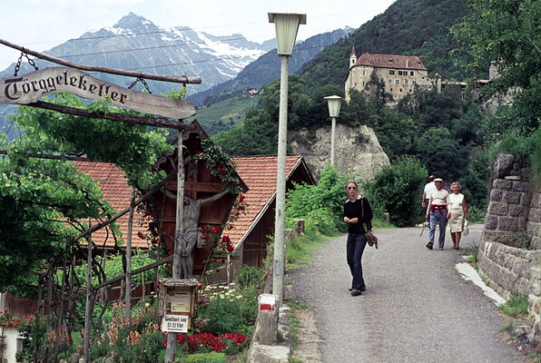 5702 1975 schloss tirol 1 (sandgruberhof).jpg