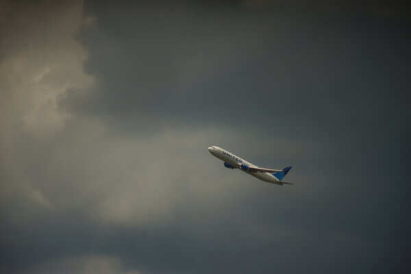 Carl Zeiss Jena Vario-Prakticar 80-200mm f4 - Flugzeug im Steigflug 1.jpg