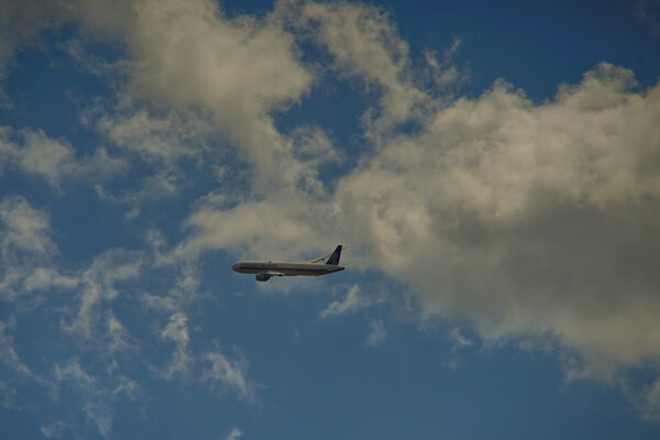 Carl Zeiss Jena Vario-Prakticar 80-200mm f4 - Flugzeug im Steigflug 2.jpg