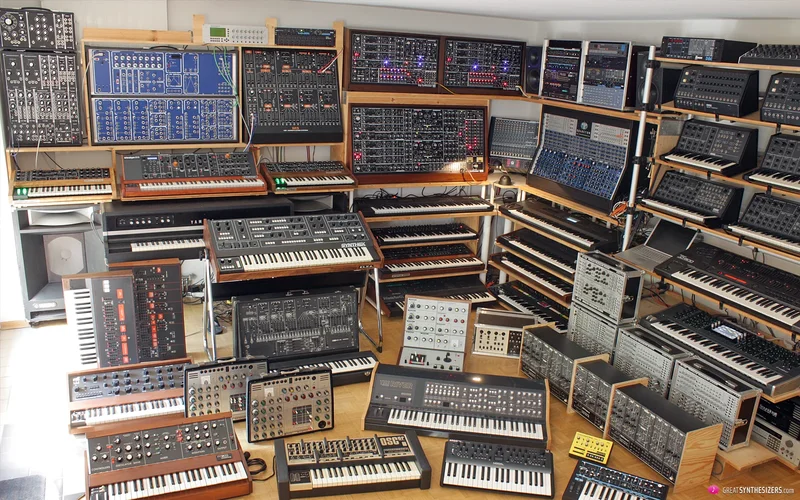 GreatSynthesizers-Studio2020-16.webp