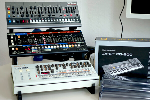 Roland_JX-08_JU-06A_TR-09_Stand.jpg