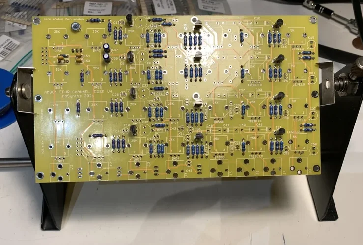 AMSynths_984_MatrixMixer_build_01 (Benutzerdefiniert).webp AMSynths_984_MatrixMixer_build_01 (Benutzerdefiniert).webp