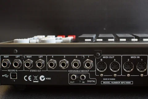 akai_mpc1000_back.jpg akai_mpc1000_back.jpg