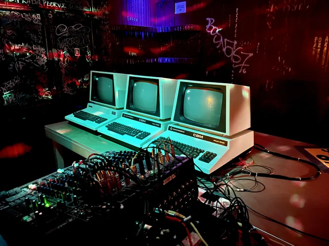 230122 der rest der rasselbande (robert henke im pudel).webp 230122 der rest der rasselbande (robert henke im pudel).webp