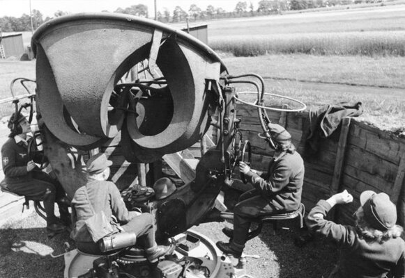 Bundesarchiv_Bild_101I-674-7757-09,_Flakhelferinnen_am_Horchgerät.jpg