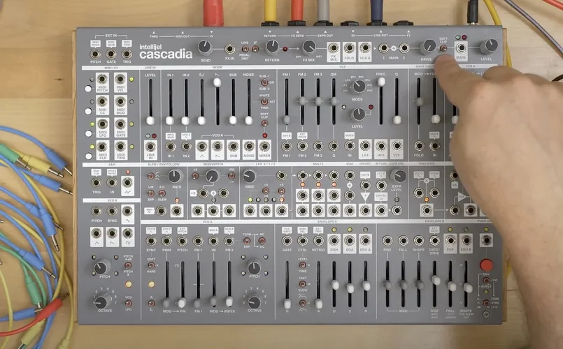 Intellijel Cascadia Synthesizer im ARP2600 Look mit Roland Farbe