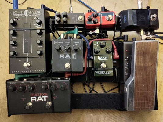 Pedalboard mit Kabelbindern, Elephant und Co.jpg