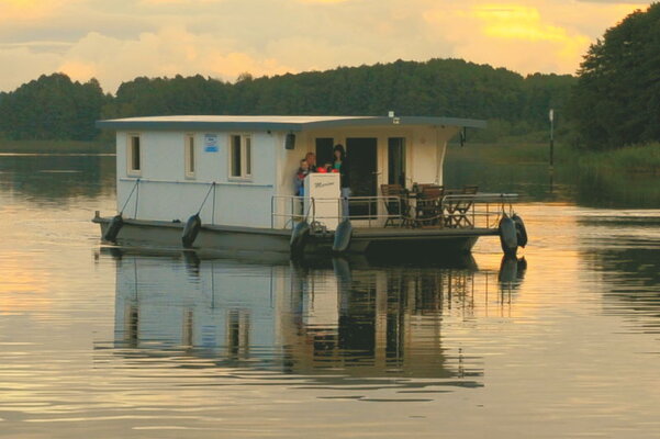 hausboot-riverlodge-aussenansicht1.jpg