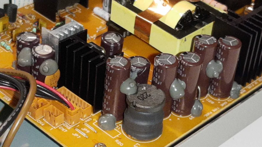 XV5080 elkos 10.jpg XV5080 elkos 10.jpg