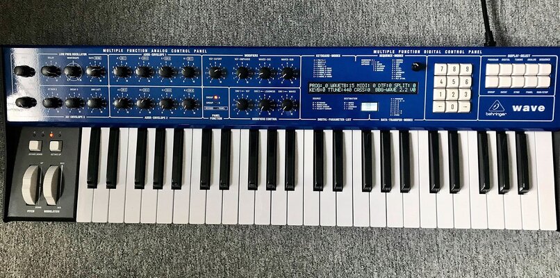 behringer-wave-synthesizer-prototype[1].jpg