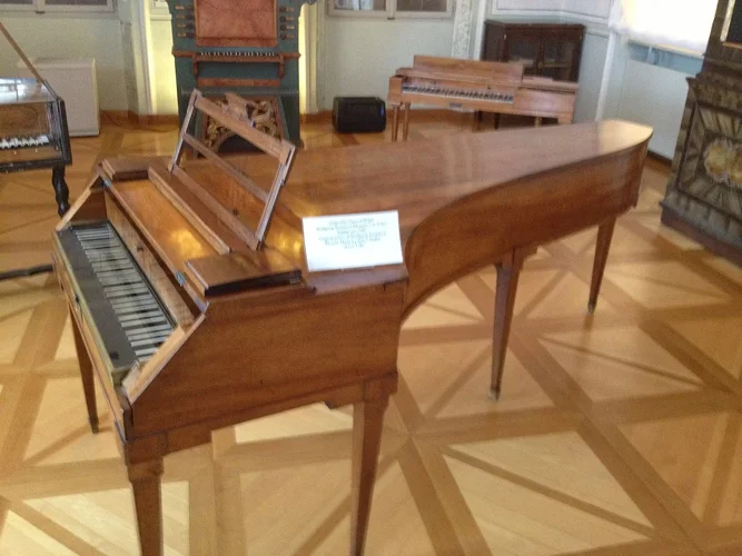 Mozart's_piano.JPG Mozart's_piano.JPG