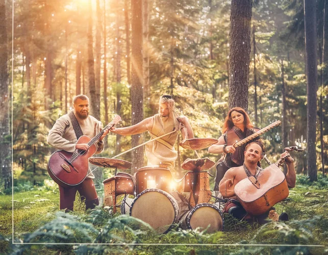 Firefly eine Wald-Lichtung auf der die Band Heilung spielt . Martialische Instrumente aus Led...webp