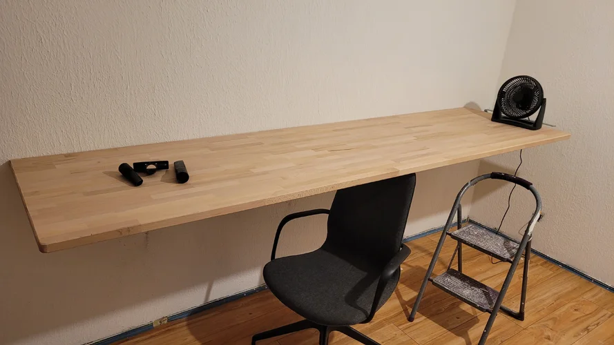 Studiotisch 1 (1).jpg Studiotisch 1 (1).jpg