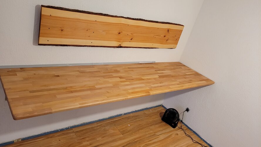 Studiotisch mit Rückwand 2.jpg