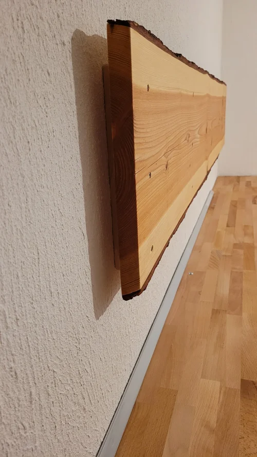 Brett an Wand.jpg Brett an Wand.jpg