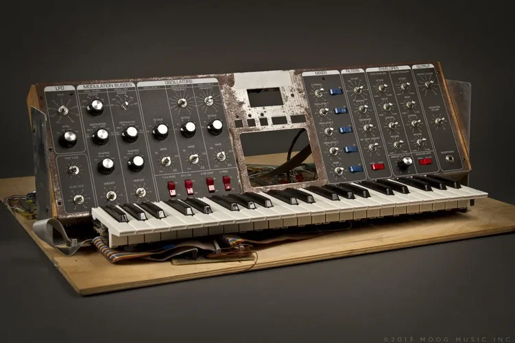 Moog V..webp Moog V..webp
