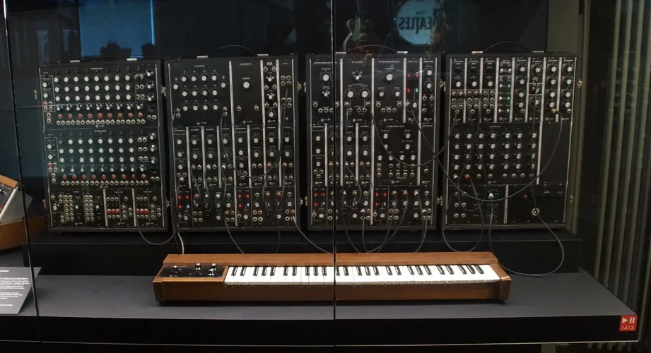 schoener moog.webp schoener moog.webp