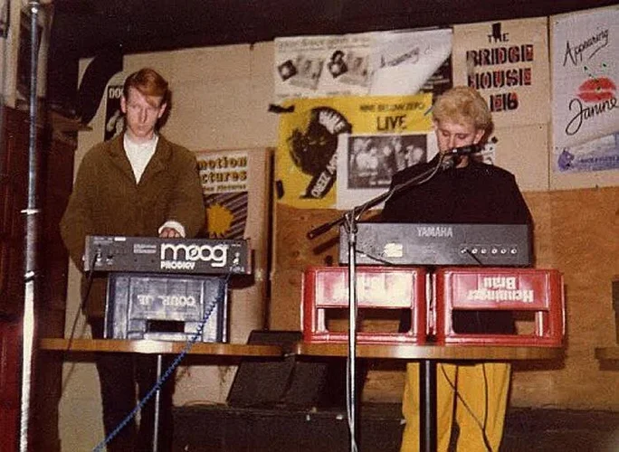 Depeche Mode auf Bierkästen.webp