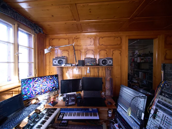 zwischen den Monitoren.webp