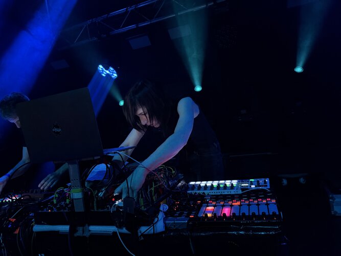 2025-04-25 / 26 Bönen, Forms of Hands 24 - R'n'N - Freundschaft und Geräusche