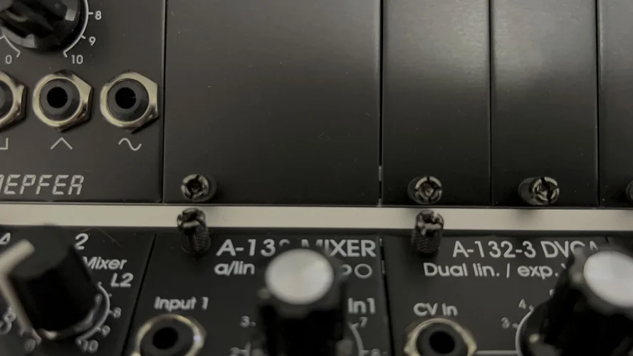 Knurlies im Case A-100PBK (1).webp Knurlies im Case A-100PBK (1).webp