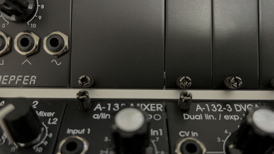 Knurlies im Case A-100PBK (1).jpg