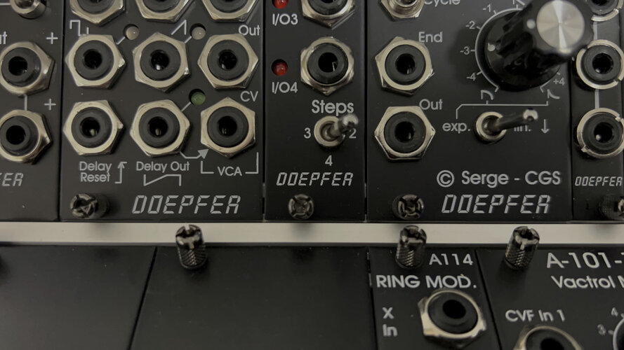 Knurlies im Case A-100PBK (2).jpg