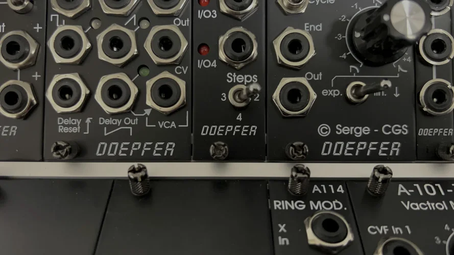 Knurlies im Case A-100PBK (2).webp Knurlies im Case A-100PBK (2).webp