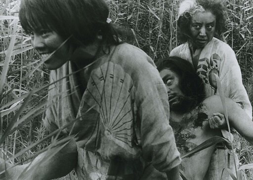 onibaba_two_womencarrying_samurai_01.jpg