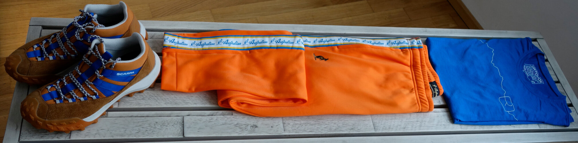 B14_BraunBlauWeiss_OrangeCyan_Blau.jpg