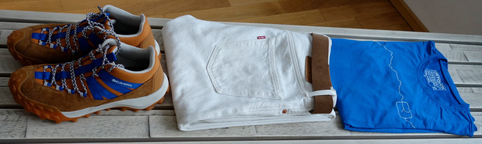 C8_BraunBlauWeiss_Weiss_Blau.jpg