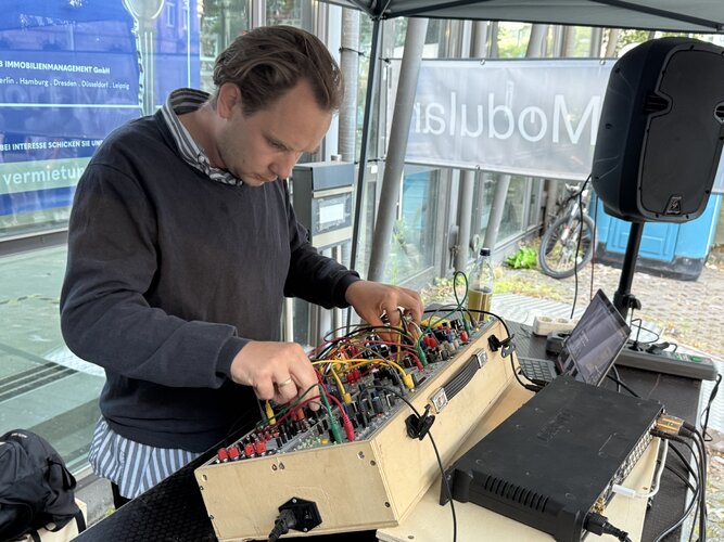 Düsseldorf Modular Performance Büdchentag 7811.jpeg