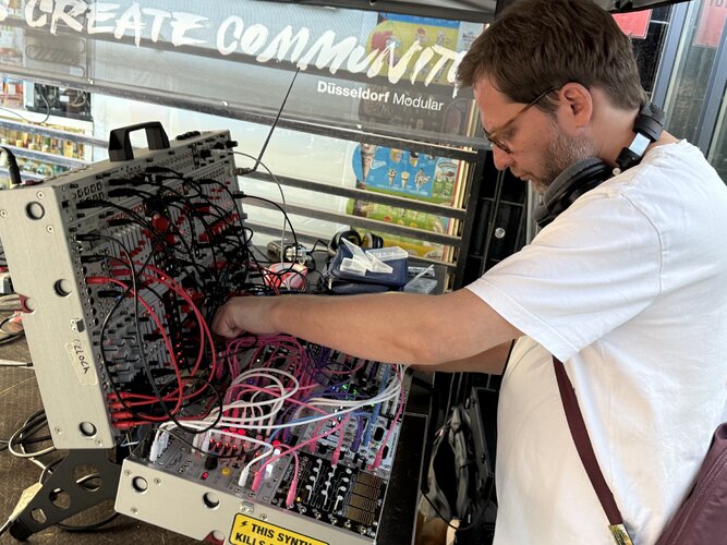 Düsseldorf Modular Performance Büdchentag 7757.jpeg Düsseldorf Modular Performance Büdchentag 7757.jpeg