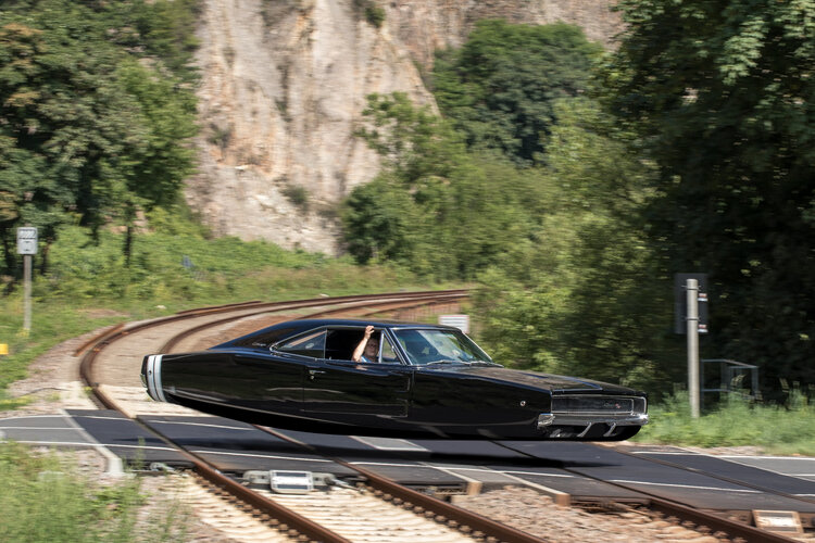 Dodge-68-Charger-Bahnübergang-HOOVER.jpg