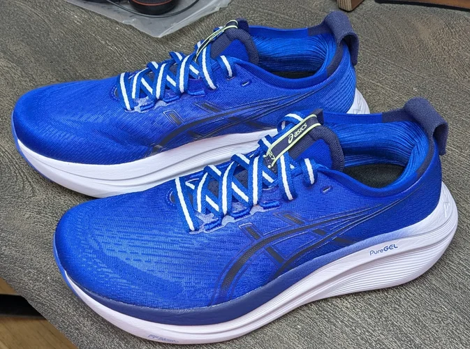 asics_Nimbis27_blau-weiss.webp