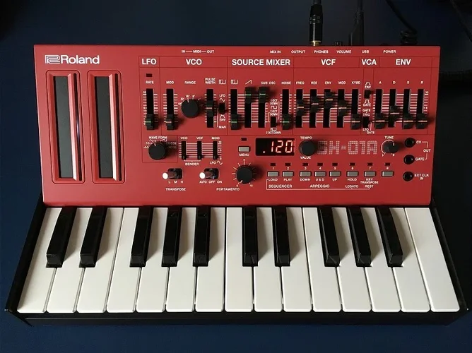 Roland_SH-01A_ROLsm.webp Roland_SH-01A_ROLsm.webp