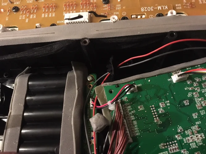 hier an dieser Schraube kann man das Midi Board befestigen.webp hier an dieser Schraube kann man das Midi Board befestigen.webp