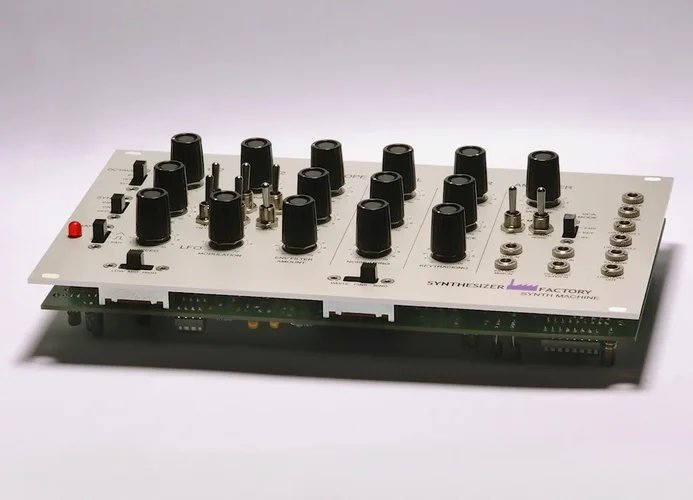 Synth Machine liegend (1).webp