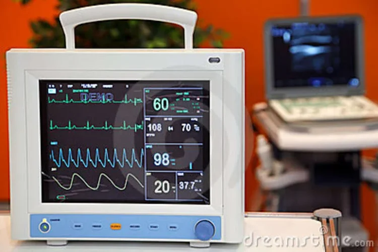 herzüberwachungsgerät-mit-lebenswichtigen-zeichen-14059886.webp