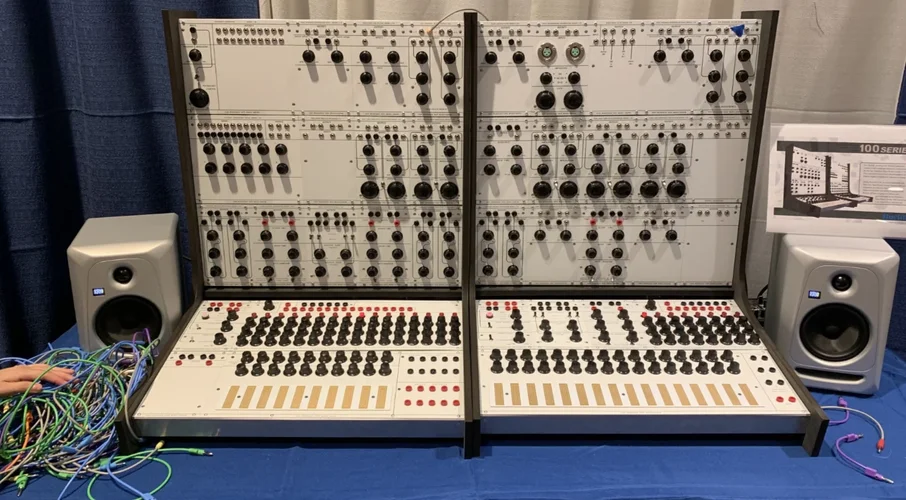 Buchla System 100 front.jpg Buchla System 100 front.jpg