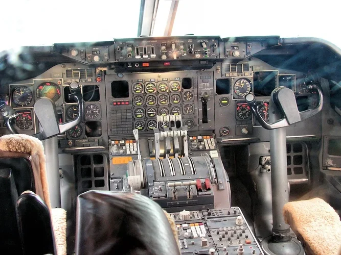 B747-cockpit.webp