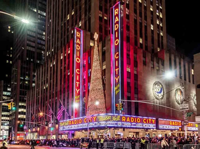 Kuriose-Feiertage-27.-Dezember-Eröffnungstag-der-Radio-City-Music-Hall-in-New-York-2017-Sven-...webp